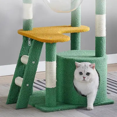 chat-sort-de-son-arbre-à-chat